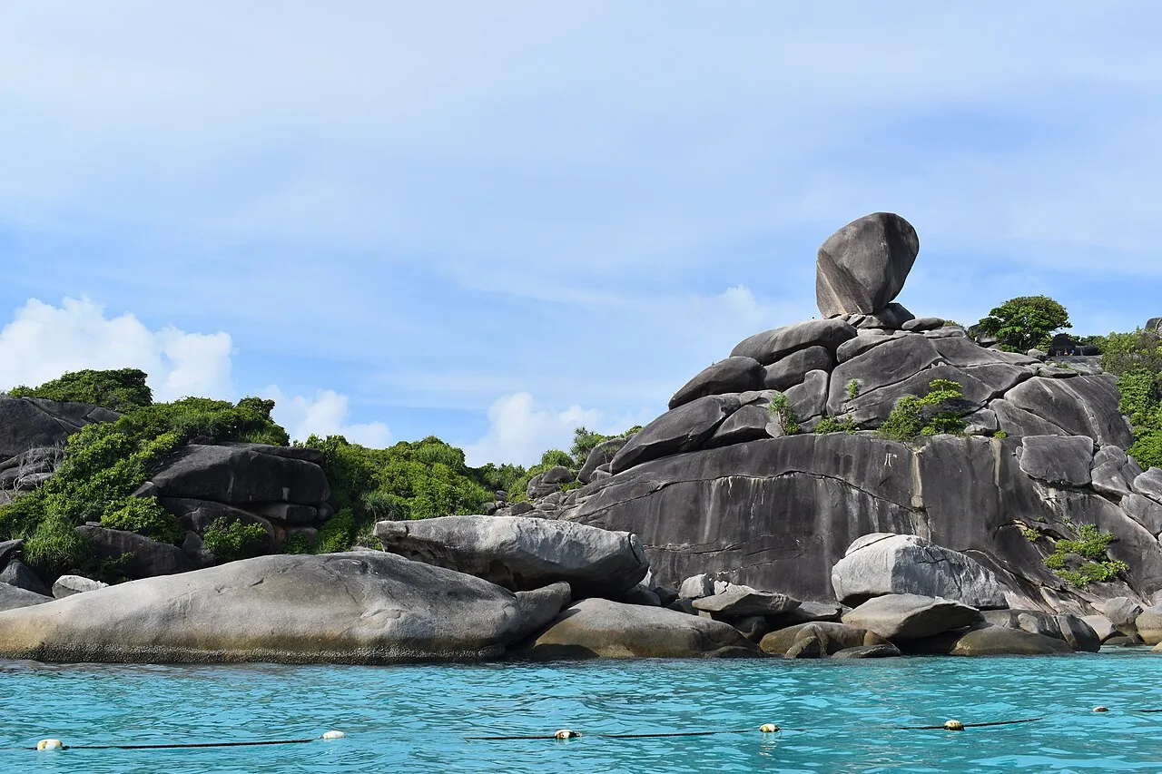 Granitowe głazy i turkusowa woda w Donald Duck Bay na Wyspach Similan