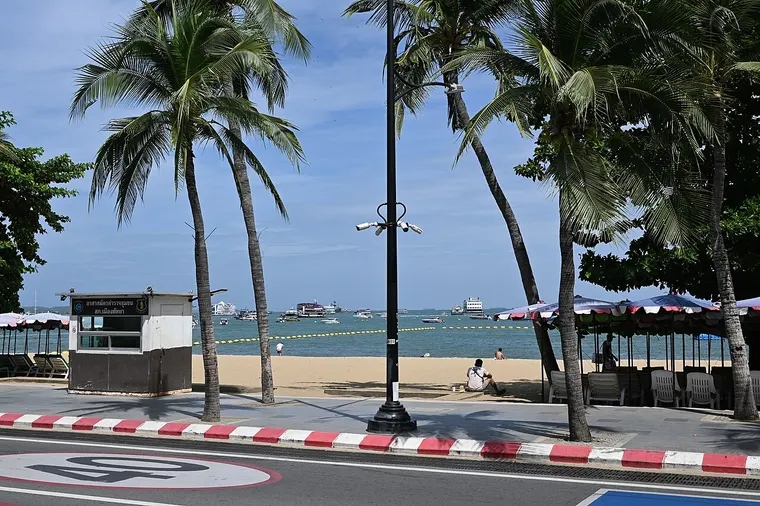 Nadmorska promenada z palmami i plażą w Pattayi