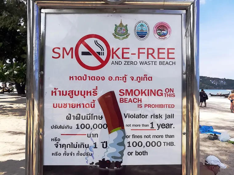 Tablica Smoke-free zakazująca palenia na plaży w Tajlandii