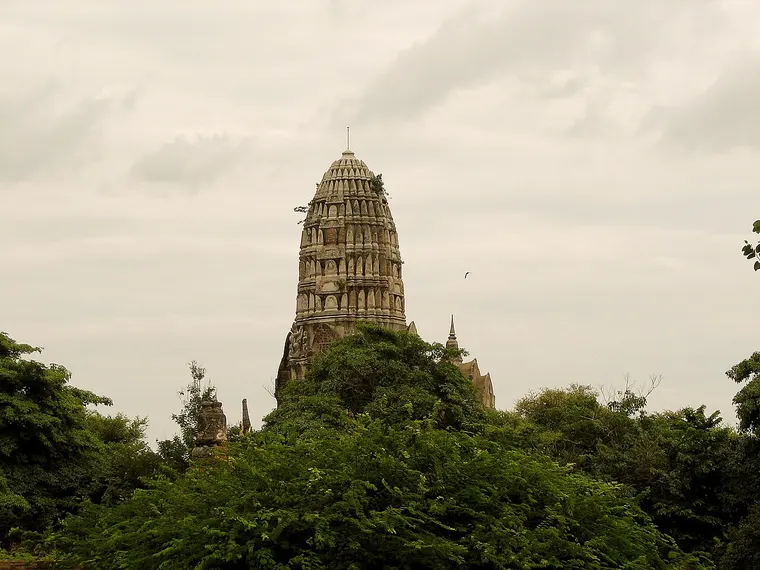 Prang Wat Ratchaburana widziany z Wat Mahathat w Ajutthai