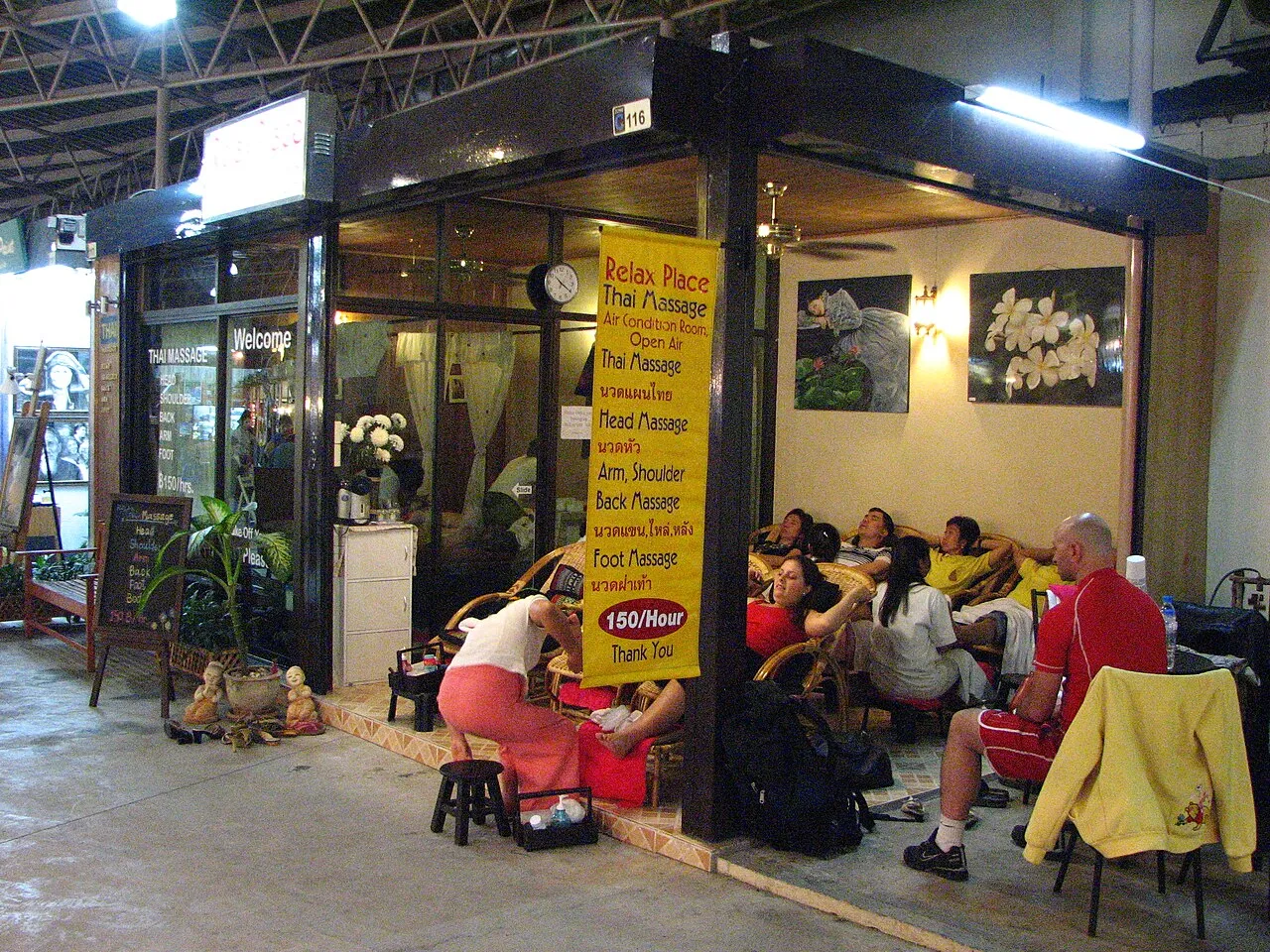 Salon masażu w Chiang Mai: goście na fotelach podczas masażu stóp