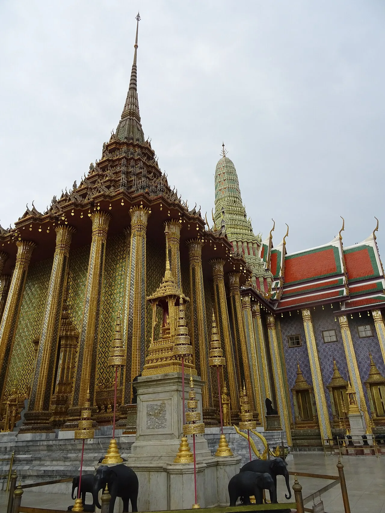 Prasat Phra Thep Bidon i chedi w Wat Phra Kaew w Bangkoku